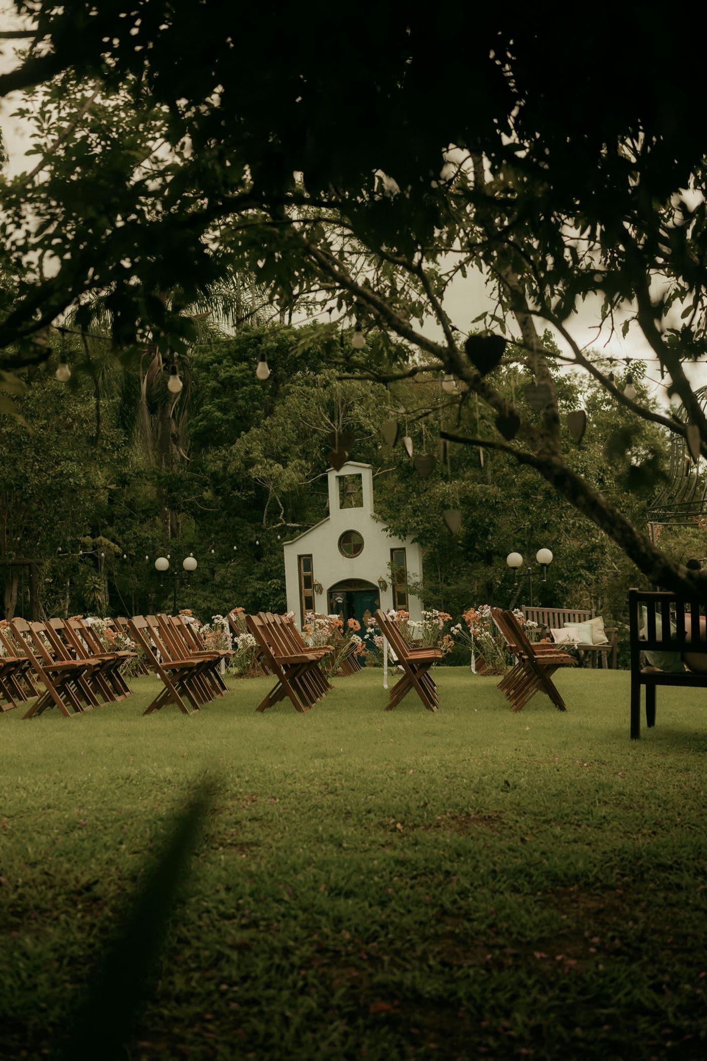 Ceremonia al aire libre, capilla blanca