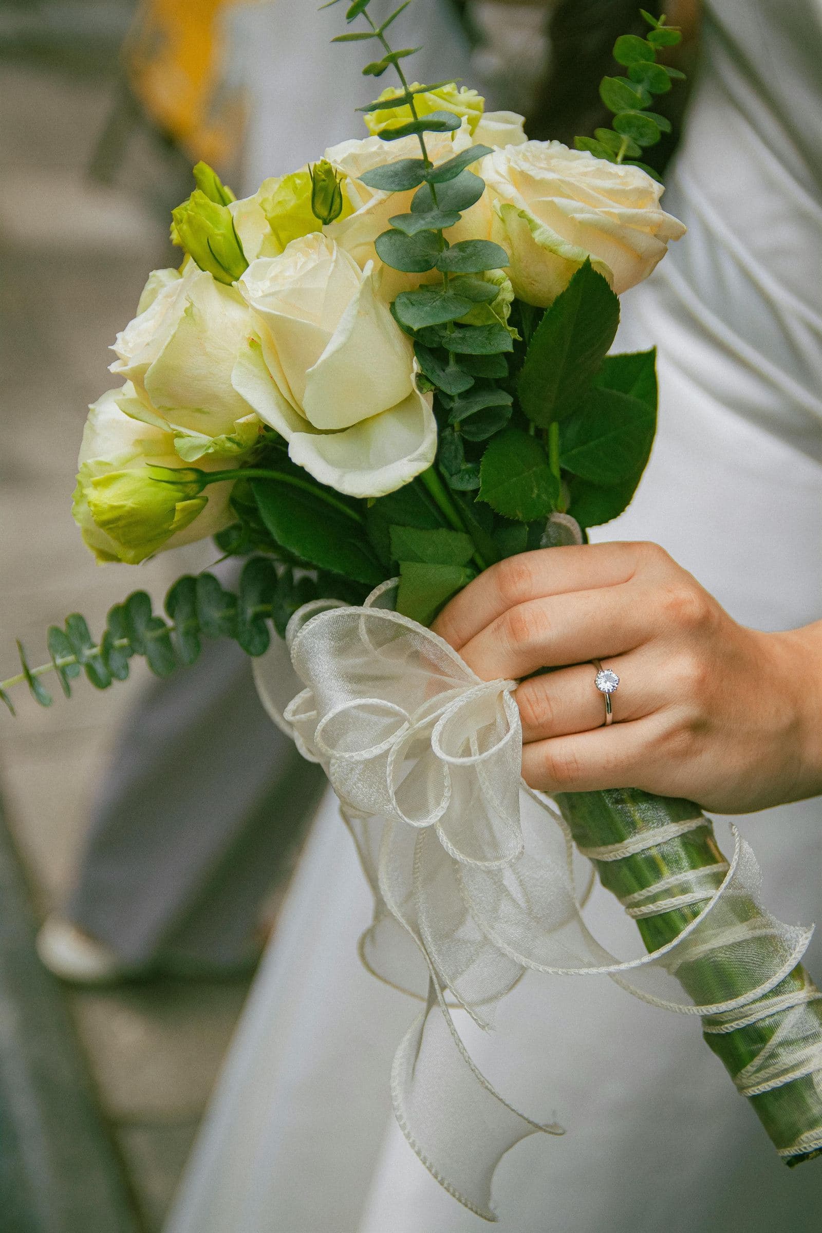 Novios caminando, novia con velo de encaje