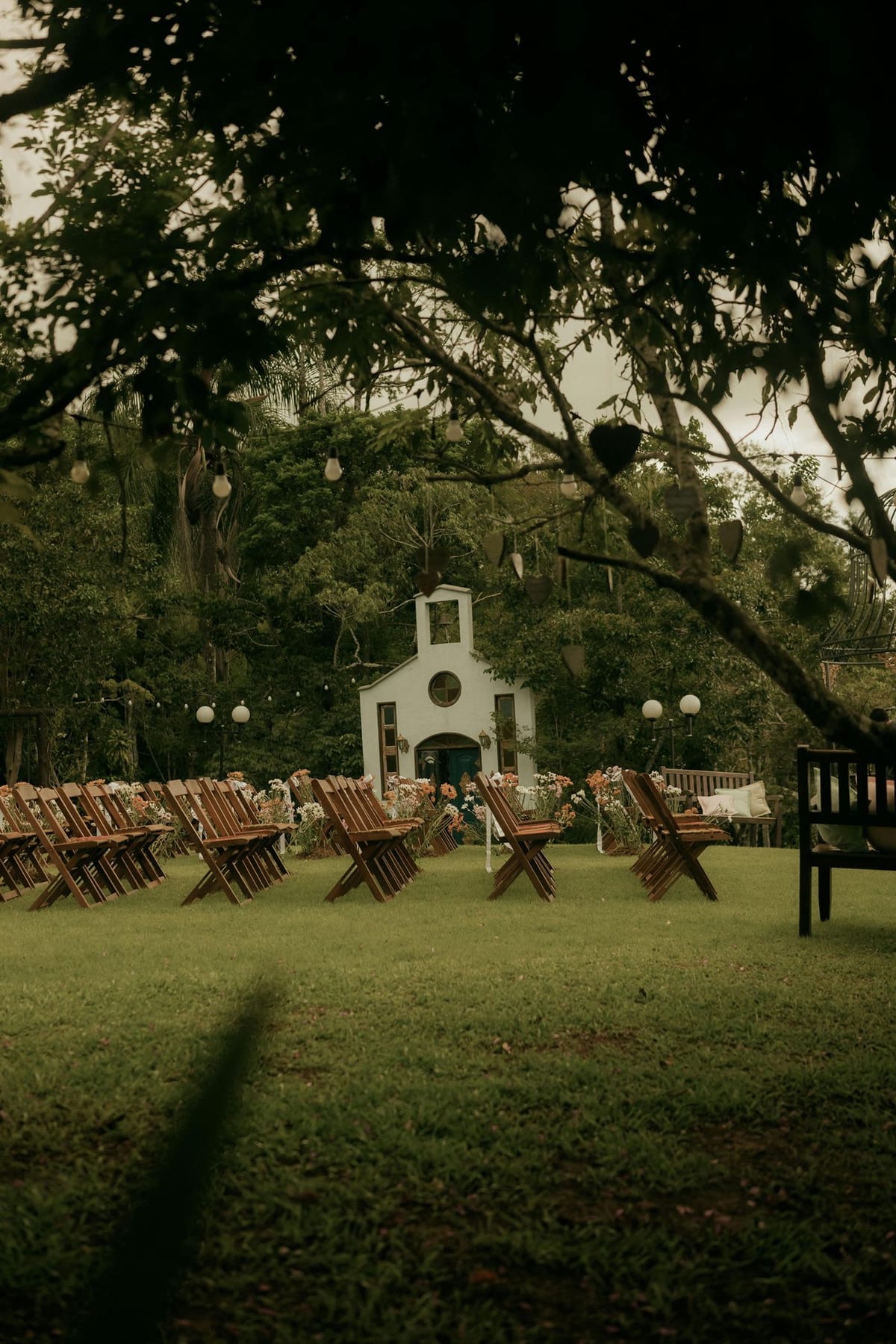 Ceremonia al aire libre, capilla blanca